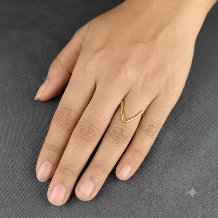 DOUBLE CHEVRON V-RING (2) Double Chevron V-Ring worn on the hand