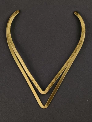 Heritage Hammered V-Hasli with two textured gold-toned bands in an open V shape
