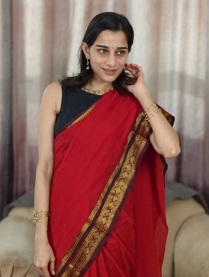 Maroon Mul Cotton Saree with Kanchi Border (7) Maroon Mul Cotton Saree with Kanchi Border close-up highlighting the gold-toned border